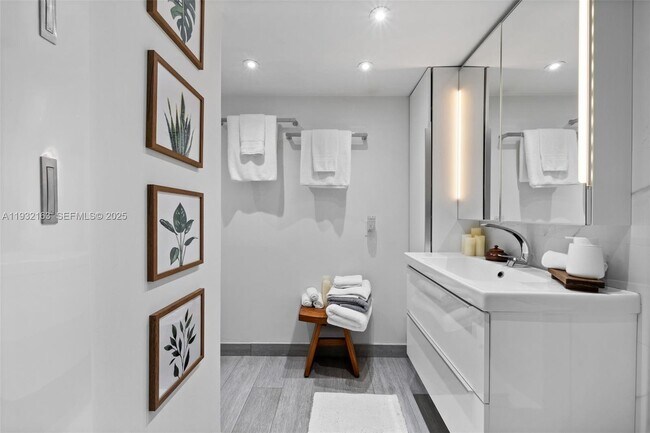 Building Photo - 4000 NE 170th St