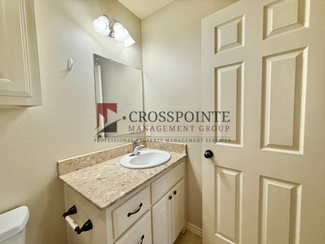 Building Photo - 825 W 25th St