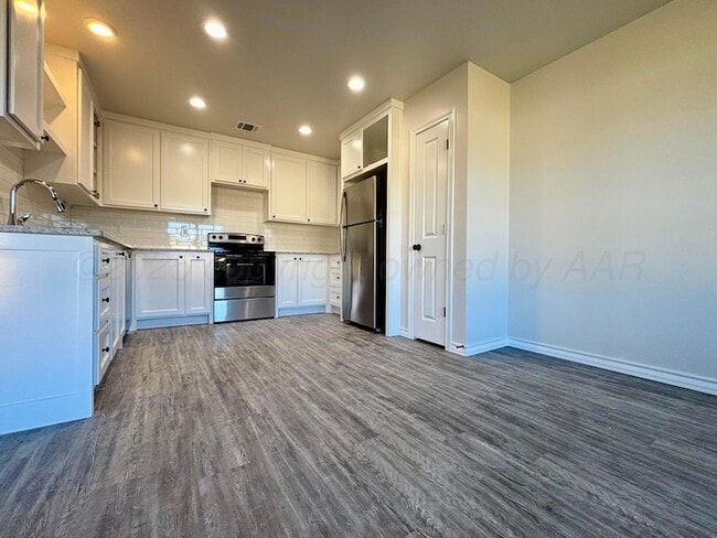 Building Photo - 3002 Knoll Dr