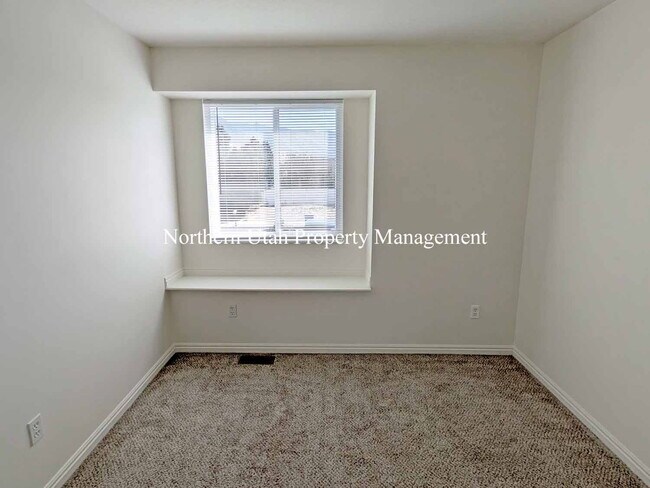 Building Photo - Updated 4 Bed, 2 Bath SFH