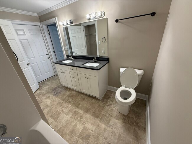 Building Photo - 657 Athens St