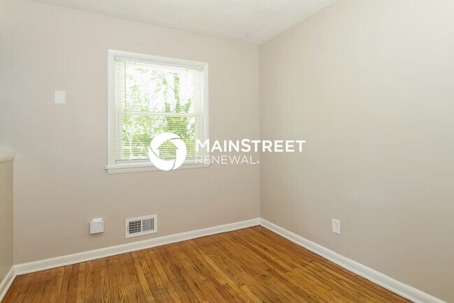 Building Photo - 3 Bedroom Pet-Friendly Home in Louisville, KY with Main Street Renewal