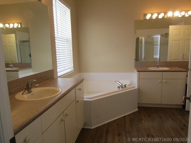 Building Photo - 1756 SW Jamesport Dr