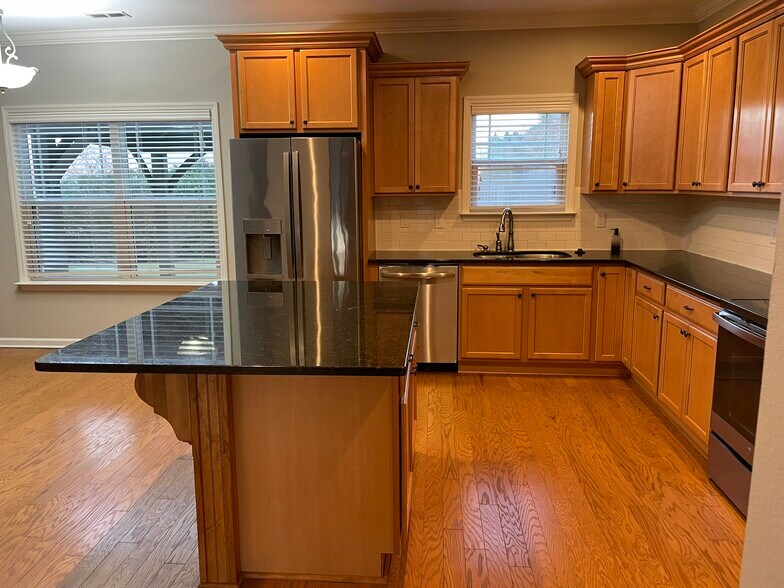 Building Photo - 7506 Hampstead Hall Dr