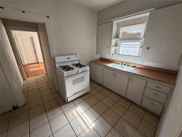 Building Photo - 604 Elm St