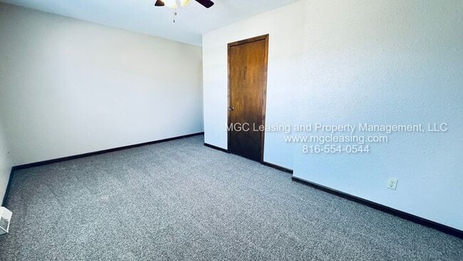 Building Photo - Millwood Townhomes: Convenient access to Lake Tapawingo area