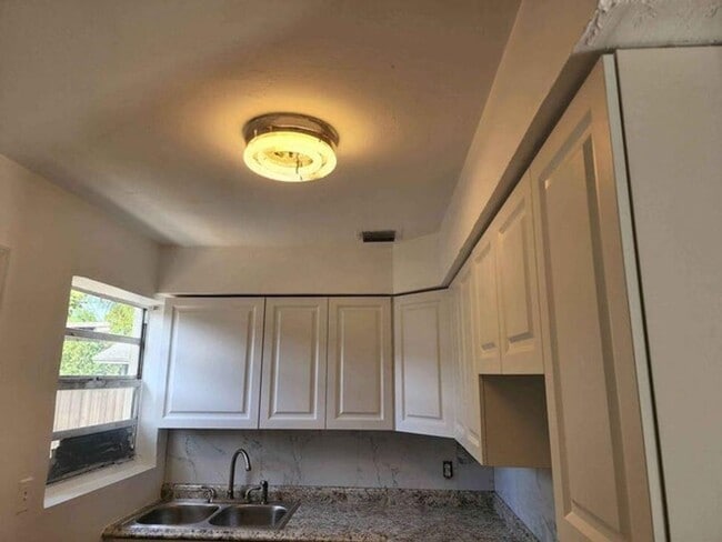 Building Photo - 117 SW 7th Ave