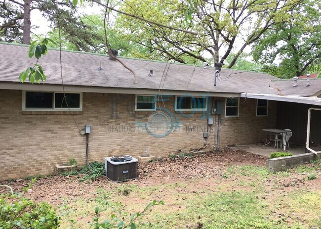 Building Photo - 6 Broadmoor Dr