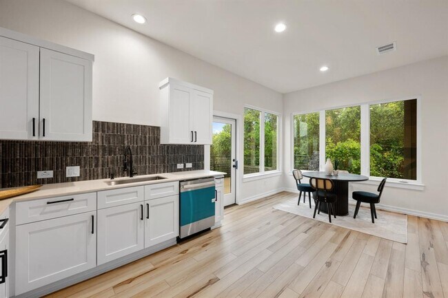 Building Photo - 2309 Montopolis Dr