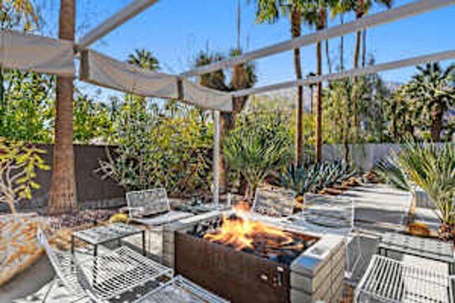 Building Photo - 5 bedroom 5 bath Available for Short Term ...