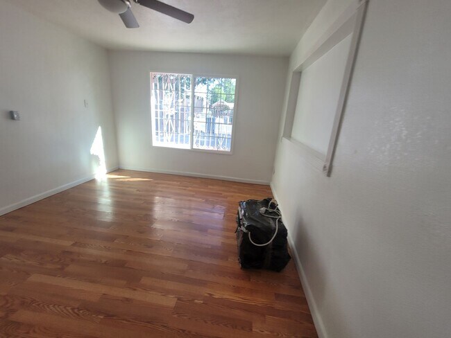 Building Photo - Ready to View!!