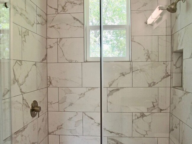 Building Photo - East Riverside near parks