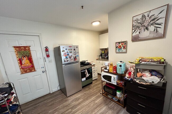 Building Photo - Convenient One Bedroom Apartments Near UNH...