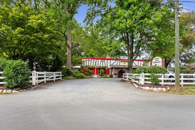 Building Photo - 723 Forest Ridge Dr