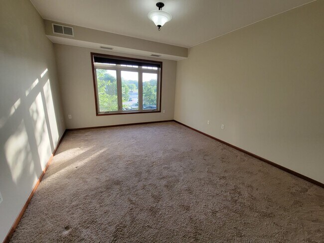 Building Photo - Spacious 2 Br/2Ba Condo w/1500 sq ft in Heart of St Louis Park! 2 Heated parking spots included!