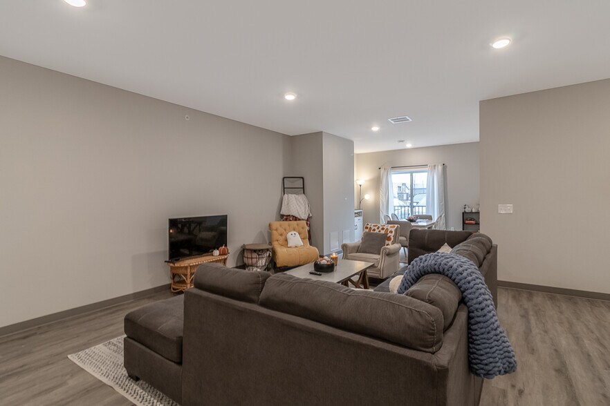 Building Photo - 1570 Stadium Ln