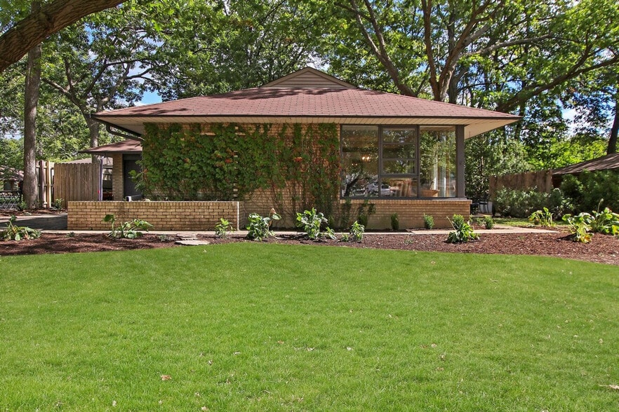 Building Photo - 2401 Hyde Park Ave