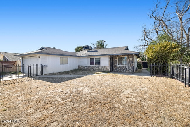 Primary Photo - 639 E Ovington St