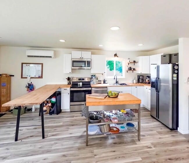 Building Photo - Beautifully remodeled 3-bedroom, 2-bathroo...