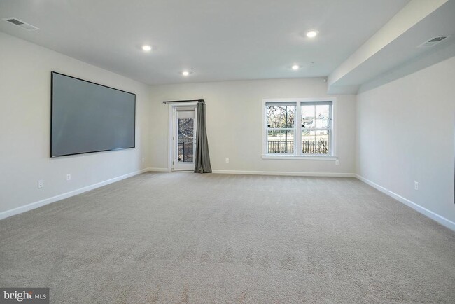 Building Photo - 6725 24th Ct N