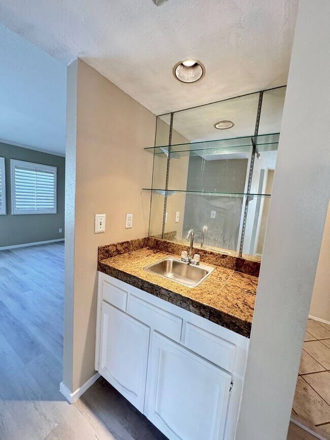 Building Photo - Large, end-unit townhome in the heart of Thousand Oaks