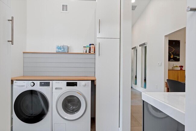 Building Photo - 112 S J St