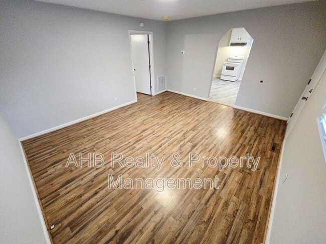 Building Photo - 1028 E Hanover Rd