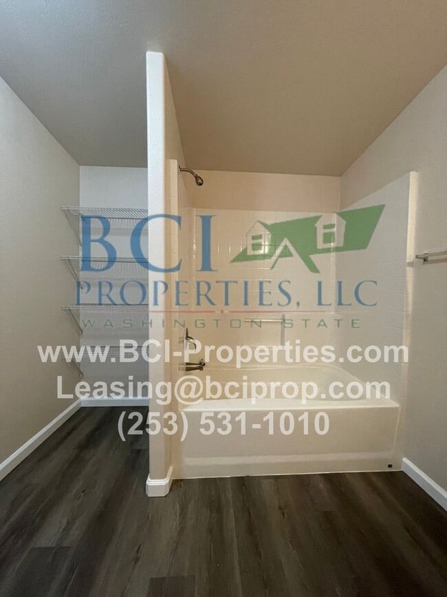 Building Photo - 3 BEDROOM, 2 BATH AVAILABLE $1795.00