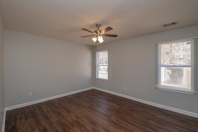 Building Photo - Delightful Pepperidge Home with Fireplace & Large Backyard