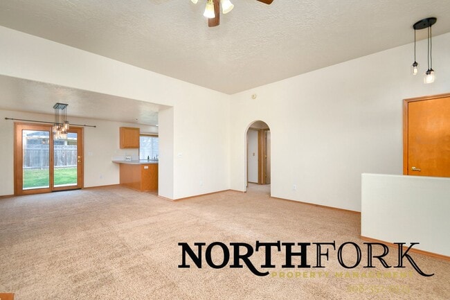 Building Photo - Comfortable Living with Room to Breathe