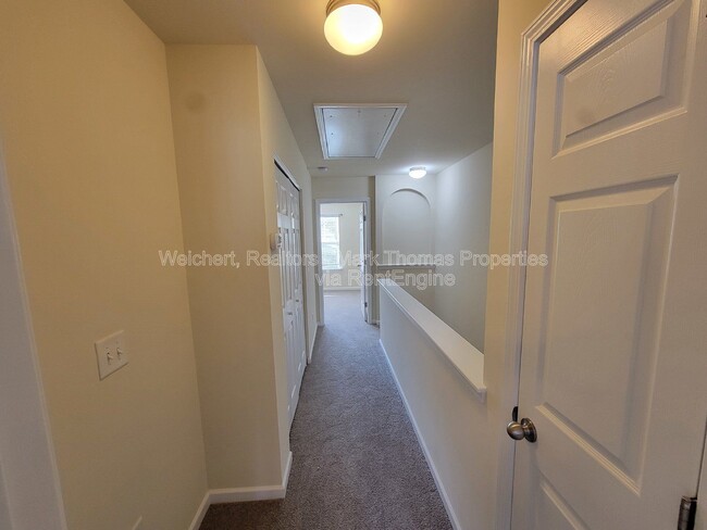 Building Photo - 100 Stratford Lakes Dr