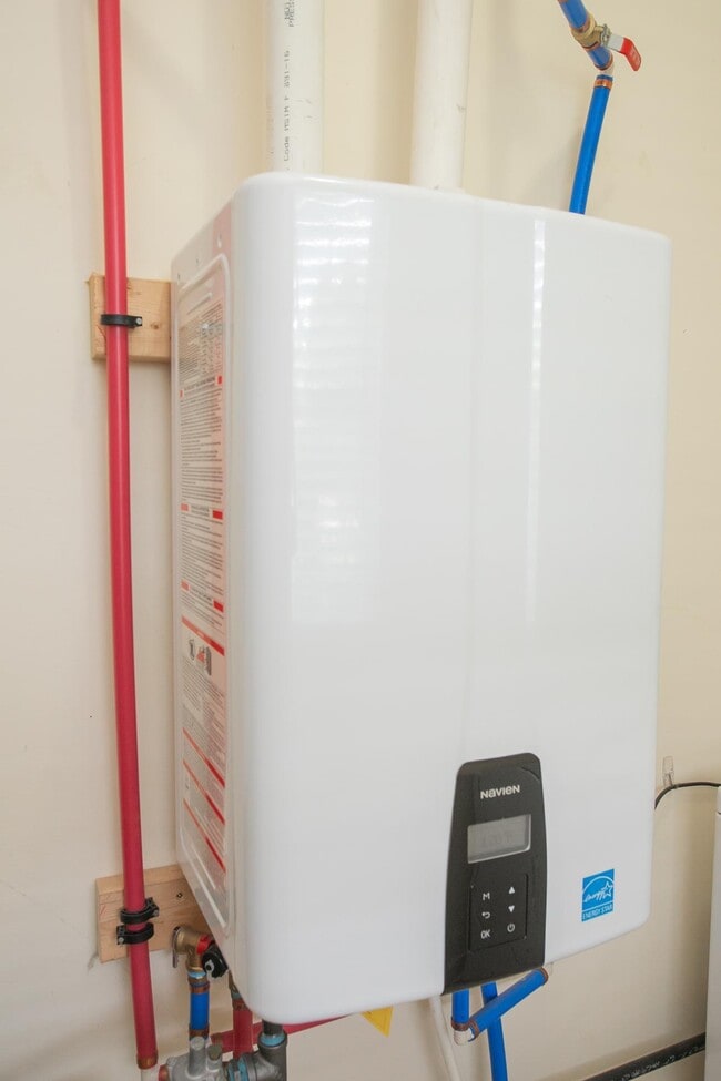 Building Photo - 1014 Douglas Ave