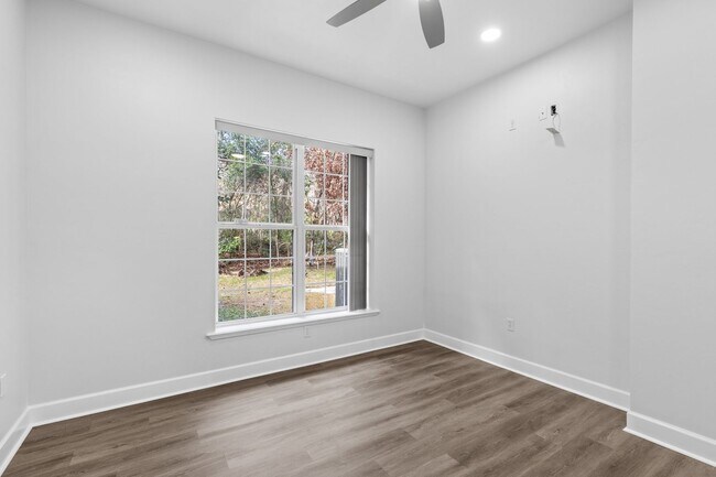 Building Photo - Executive Lakefront in Gainesville - Available NOW