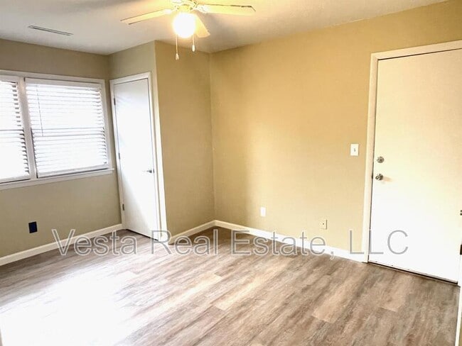 Building Photo - 506 E Locust St