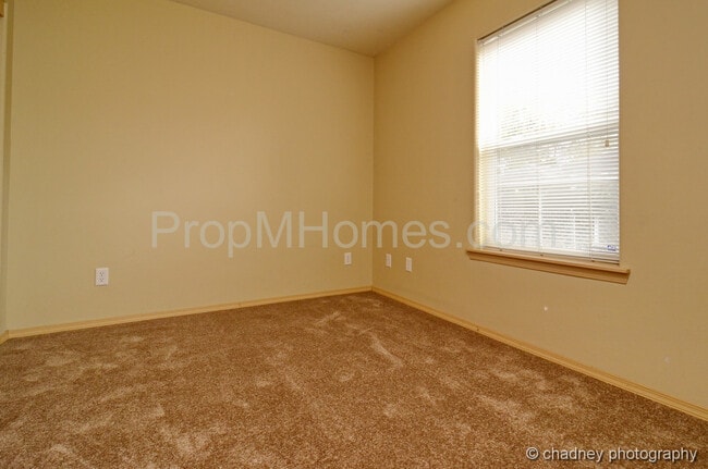 Building Photo - Spacious SE Portland 3 Bedroom Townhouse In Powellhurst-Gilbert Neighborhood