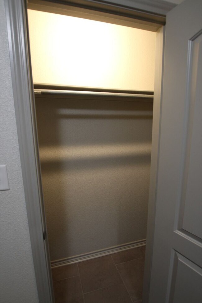 Building Photo - Beautiful 3 Bedroom 2 Bathroom Townhouse in South Tyler! Now offering 1/2 OFF FIRST FULL MONTHS R...