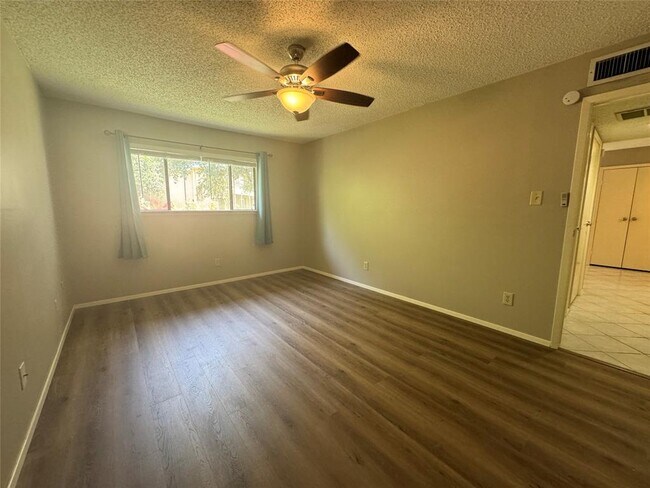 Building Photo - 7128 N Holiday Dr