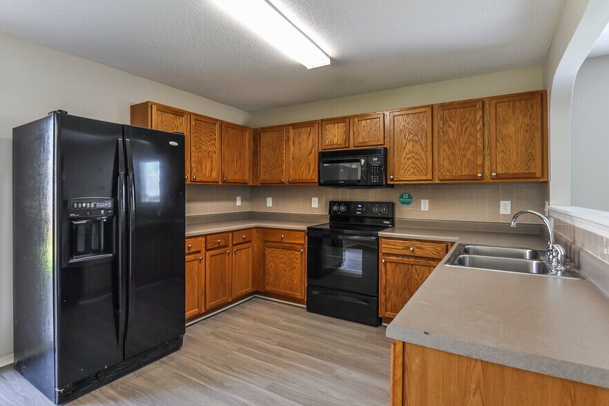 Building Photo - 3036 Van Dorn Rd