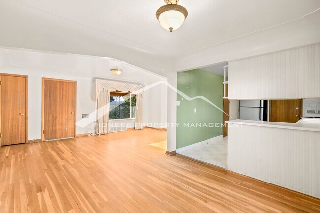 Building Photo - Spacious Duplex with Central AC and Washer...