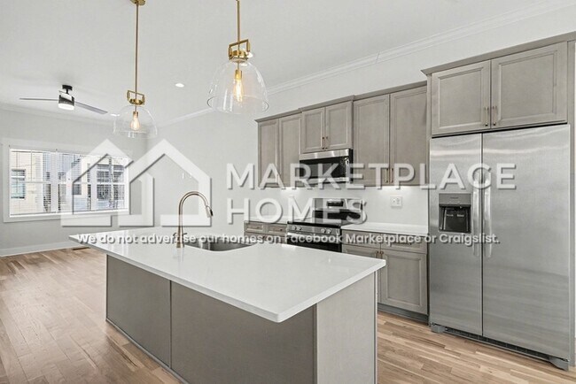 Building Photo - 1034 E Trinity Ln