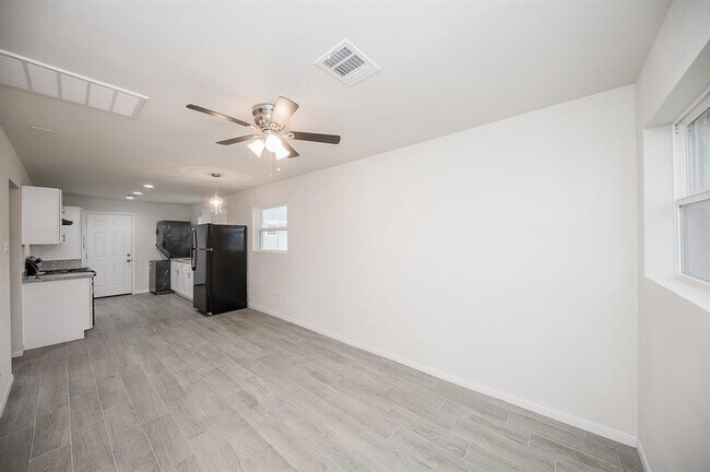 Building Photo - 5040 Mallow St