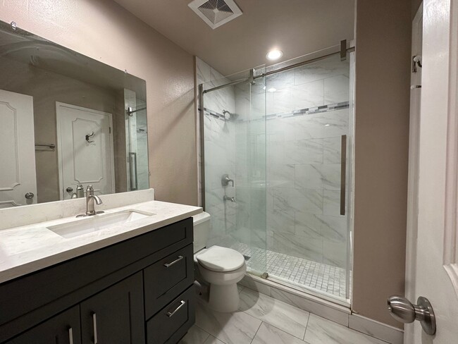 Building Photo - Charming Townhouse in South Coast Metro