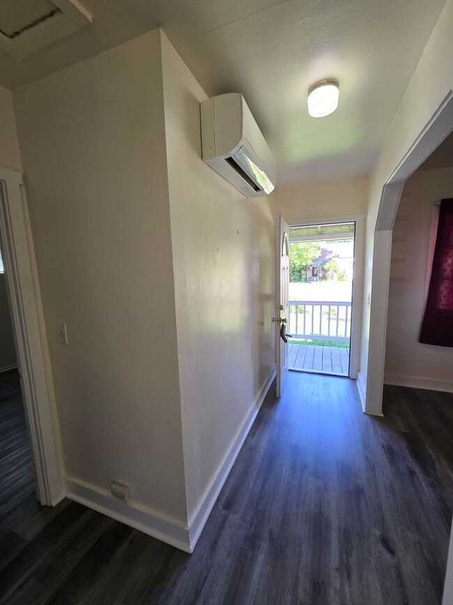 Building Photo - Pet Friendly 2 Bedroom House with a Storag...