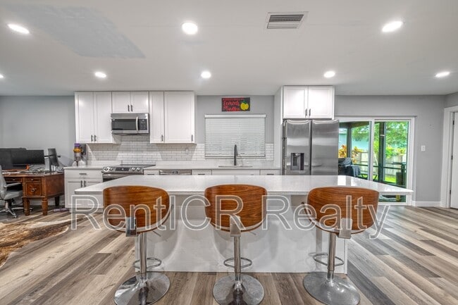 Building Photo - 3101 Carriage Dr