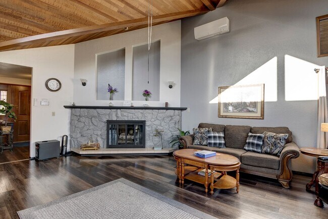 Building Photo - 3 Bedroom 2.5 bathroom spacious home with views of marina and downtown Oak Harbor