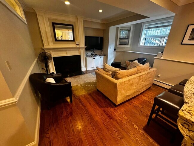 Building Photo - 346 Beacon St