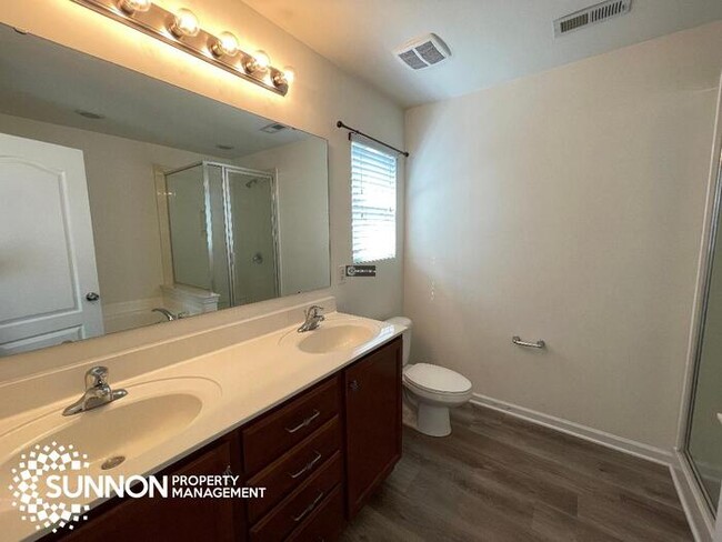 Building Photo - Fresh and finished: 3 bed, 2.5 bath townho...