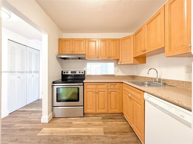 Building Photo - 5231 Geneva Ct