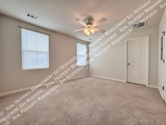 Building Photo - Lovely 3 bedroom 2.5 bath townhome close t...