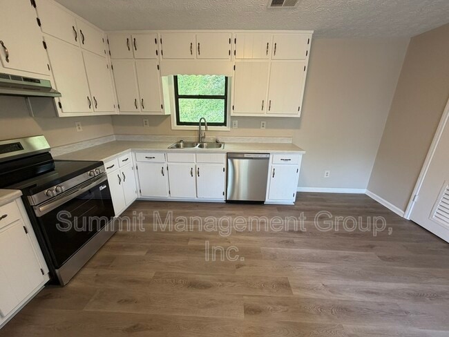 Building Photo - 1035 Eastview Rd NE